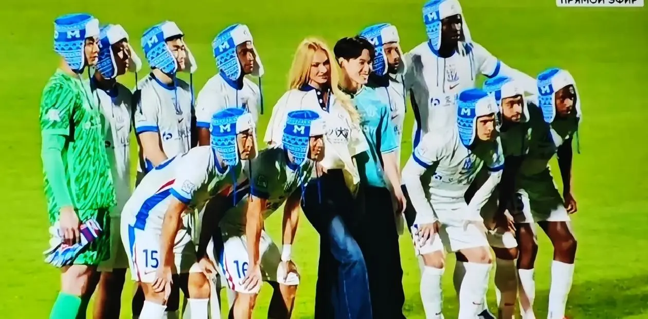 百家乐模拟器-有特色！上海申花今夜热身赛全队戴蓝色雷锋帽出场